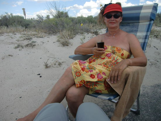 Hallo Leute!
Frisch geduscht und mit Maske auf dem Gesicht! Herrliches Gefühl von Urlaub- mit einem Cola-Cognac in der Hand!
Der Tag ohne viel Auto fahren und ab mittags 'Nichtstun' hat uns sehr gut getan!
Wir haben jetzt zwei volle Fahrtage vor uns zum Death Valley!