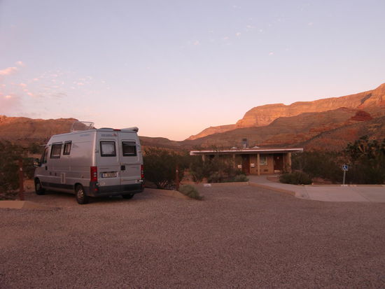 Unser Übernachtungsplatz vor dem Waschraum auf der Recreation Area in Arizona.
An der Waschraumtür hing ein Schild: Es gibt im Park kein größeres Tier als Hase und Erdhörnchen; dafür aber drei Arten von Klapperschlangen, die giftigen Spinnen Schwarze Witwe und Brown Spider und Skorpione!
Gregor:' Ach, das ist gut! Bären gibt es nicht mehr!