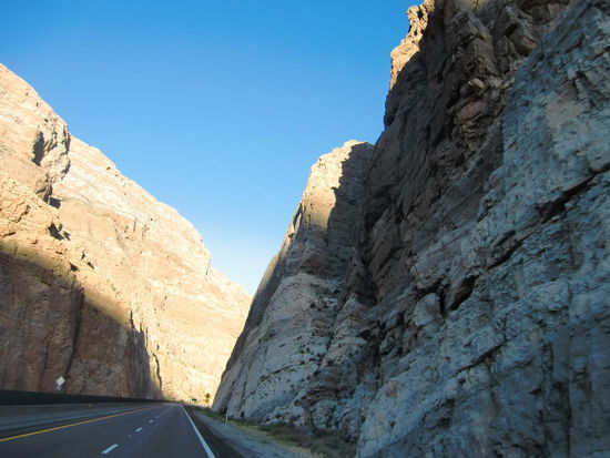 Am nächsten Morgen gleich die atemberaubende Autobahnfahrt durch eine Schlucht mit steilen Wänden.
Keine 50 km und wir verließen Arizona wieder und waren in Nevada!