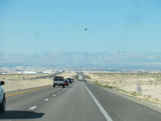 Vor uns mitten in der Wüste liegt Las Vegas!
Wir sind aber weiter gefahren; Las Vegas sehen wir uns auf dem Rückweg vom Death Valley an!