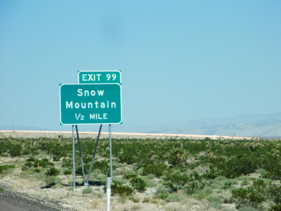 Das kann man gar nicht glauben!!! Ein Witz, was?
Wir schwitzen bei weit über 35 Grad im Auto und fahren seit drei Tagen nur durch eine endlose Wüste!