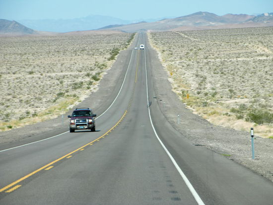 Zermürbende,  eintönige Fahrt (rechts immer Armee-Gelände) - und dann bei der Area 51  ..........