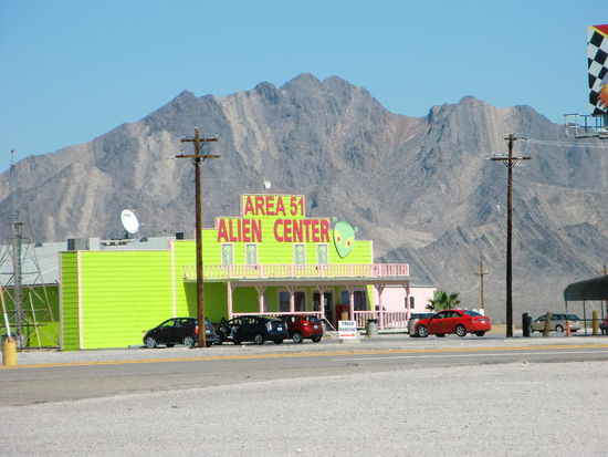 Das Militär soll in der sog. Area 51 einen 'Alien' verborgen halten! Ich denke es handelt sich um einen toten Außerirdischen  -  wenn überhaupt!