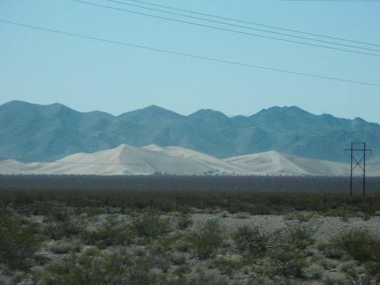 Die große Sanddüne besuchten wir nicht!
Die Gravelroad führte umständlich durchs Gelände und bei der Hitze hatte ich keine Lust auf Extratouren und auf eine Besteigung schon gar nicht!