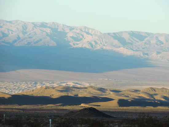 Schöne Anfahrt von Beatty aus - Blick auf die Sanddünen und den kleinen Ort im Hintergrund!
