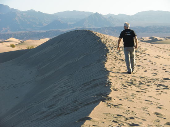 Dünenbegehung!
Durch den Sand zu laufen war aber anstrengend und ich hatte keine Ambitionen zur hohen Düne hinauf zu gehen! Gregor aber auch nicht - hätte zuviel Zeit gekostet.
Wir wußten ja nicht was es noch alles im Tal des Todes zu sehen gibt und wieviel Zeit wir dafür benötigen!