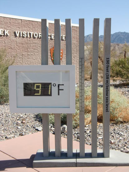 Morgens um 10 Uhr im Tal des Todes: Beim Visitor-Center war es 30,5 Grad und wir befanden uns dort 58 m unter dem Meeresspiegel.
Wir fragten hier, warum die Strasse wegen 'Überflutung' nach Shoshone gesperrt war und bekamen die Auskunft, daß es hier in der Gegend so Mitte August-Mitte September eine Art 'kleiner Monsun' gibt und der war diesmal so stark daß er viele Strassen beschädigte!
Eigentlich konnten wir das in Anbetracht der Wüste und der Hitze hier kaum glauben!
Glaubhaft war der Benzinpreis hier an der Tankstelle: normal sind 90 Eurocent für den Diesel/l - hier 1,11 Euro!
Klar - für deutsche Verhältnisse immer noch sehr billig!
Aber für Nordamerika - bisher der teuerste Preis auf unserer Reise! Glücklicherweise mußten wir aber hier nicht tanken!!!