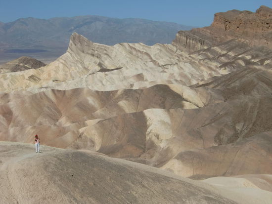 Zabriskies Point
Ich bin nur ein Stück von der Aussichtsplattform nach unten gegangen um den vielen Bustouristen zu entgehen!