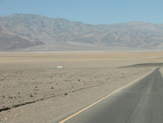 Im Tal des Todes: vorne steinige Wüste und hinten die Salzflats.