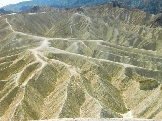 Zabriskies Point:     Die Leute haben sämtliche Hügelkämme abgelaufen!
Wir entdeckten sogar einen Jogger der seine Laufroute auf den Hügelketten hatte!