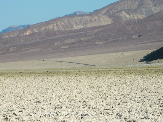 So sehen die Salzflats aus: Ähnlichkeit mit abgekipptem Sand der jetzt hügelig in der Gegend liegt und auch grau-braun aussieht!