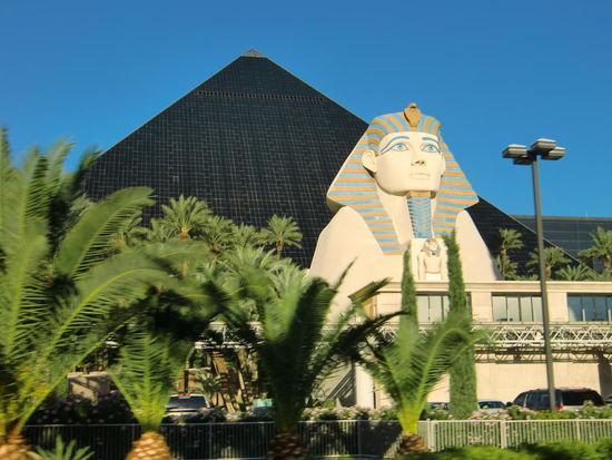 Die Zimmer in der Pyramide sollen alle 'eine' schräge Wand haben!