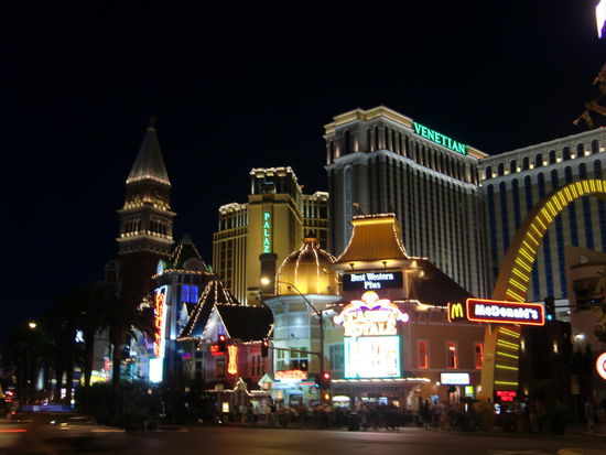 Hier auf der Terrasse von Mac Donalds im 1. Stock sahen wir dem Treiben auf der Strasse zu!