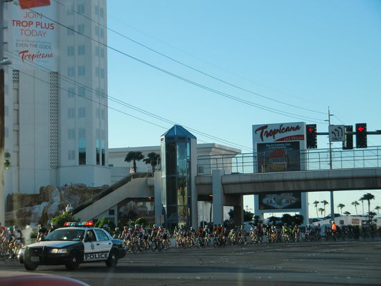 Am nächsten Morgen war der Strip nach Norden gesperrt: Radwanderung!
Um die Massen von Touristen sicher über den stark befahrenen Strip zu bringen hatte man Fußgängerbrücken gebaut auf die Rolltreppen führten.