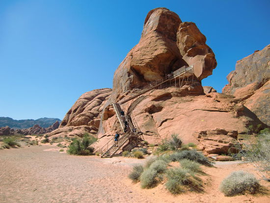 Hier konnte man hinaufsteigen und Felszeichnungen betrachten.
Wir frühstückten gerade vor dem Auto als ein Reisebus kam! Der Fahrer hatte ein Einsehen und nahm soviel Rücksicht auf uns daß er den Motor abstellte!
Wir warteten bis der Spuk vorüber war und gingen dann auch hoch!
Dann sprach uns ein Deutscher an wegen unseres Nummernschildes - und, unglaublich , das Ehepaar kam aus dem gleichen Stadtteil wie wir!
Da werden wir uns ja hoffentlich wiedererkennen auf dem nächsten Weinfest am Fünffinger-Plätzchen!?