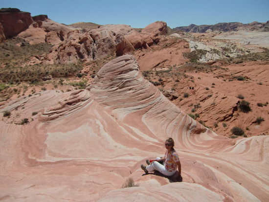 Dieses Bild ist nur gestellt!
1. waren wir nicht so wunderbar alleine hier - siehe Foto untgen!
2. hatte ich überhaupt keine Muße bei fast 40 Grad hier noch länger zu verweilen!
Ich bin in einem - lt. Gregor 'Affenzahn' - hierher gelaufen. Klar - je schneller ich durch die Hitze komme - Fahrtwind! - desto besser. 
Auf dem Rückweg ärgerte ich mich über die blöde Wegführung! In großem Bogen auf sandigem windstillen Pfad im Canyon entlang statt gleich die Böschung hoch und gemütlich auf der Asphaltstrasse zum Parkplatz.
Ich war nicht die Einzige!
Gregor - ach, wie schön ist doch die Hitze!!! - ging den Normalweg.
Ich die Böschung hoch zum Parkplatz. Alle Türen auf und 1/2 l Wasser auf EX!!!
Thermometer im Auto zeigte ja nur 42 Grad an - mehr ging ja nicht mehr da unser Teil bei 42 Grad aufhört! Höhere Temperaturen werden nicht für möglich gehalten!!!
Jedenfalls - das war mein letzter Ausflug! Gregor ging noch zweimal was besichtigen- ich blieb bei geöffneten Türen im Schatten des Autos und einmal ließen wir den Motor laufen.
Ich bin lernfähig!
Wir sind 4 Monate unterwegs: Ob ich die DVD's die ich für schlechtes Wetter mitgenommen habe jemals ansehen werden muß!?