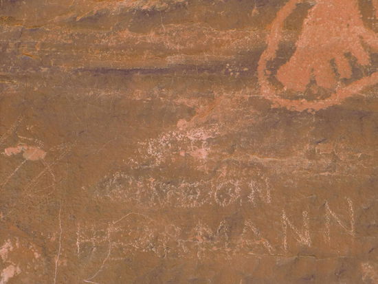 Was ich diesem oder dieser Familie Herrmann wünsche?
Sag ich lieber nicht!
Da haben die sich solche Mühe gemacht und den Arm soweit gestreckt damit sie ihre Schmierereien auch noch mitten zwischen die Felszeichnungen setzen konnten!
Was sind das nur für Leute!?