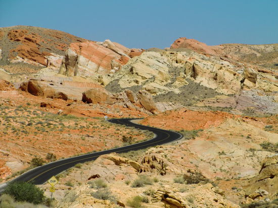 Nicht nur rote Felsen gab es im Valley of Fire, sondern auch schöne bunte Felsformationen