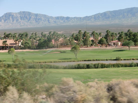 Wir sind unseren bekannten Weg von der Hinfahrt wieder zurück gefahren und waren wieder in Mesquite (Arizona).
Da gab es feudale Hotels, Casinos und natürlich wie überall in der Wüste - einen Golfplatz!
Wenn man sich überlegt, daß man mitten in der Wüste ist und das kostbare Wasser verschwendet wird um das Grün eines Golfplatzes zu bewässern!!!
Wir sind dann aus dem gut gekühlten Supermarkt gekommen - und in einen Backofen hinein! Und in dem war dann auch noch die 'Umluft' an!!!
Es hat uns fast weg geweht und der feine Sand aus der Wüste lag über der ganzen Stadt.
Wir sind zu unserem CP River Canyon gefahren und konnten wie auf dem Hinweg direkt vor dem Waschraum parken.
Es war heiß; ich war total verschwitzt und da es ja hier keine Duschen gab,;unsere Wasserpumpe nicht geht und deshalb auch nicht die Dusche - zog ich meinen Bikini an, nahm den Wasserkanister und duschte mich vor dem Auto!
Das bischen Duschcreme wird der Wüstenboden verkraftet haben und außer uns war ja niemand da!
Dann hatte 'Gregor nichts mehr anzuziehen'!
Ich habe noch seine Wäsche ausgewaschen und der Wind war dann so stark, daß er den ans Fenster angehängten Wäscheständer abriss.
Zum Glück war die Wäsche fast trocken und mußte nur wenig entstaubt werden.
Um 22 Uhr hatten wir noch 30 Grad im Auto und ich konnte die Nacht wieder nicht gut schlafen da der Wind so heulte und am Auto rüttelte.