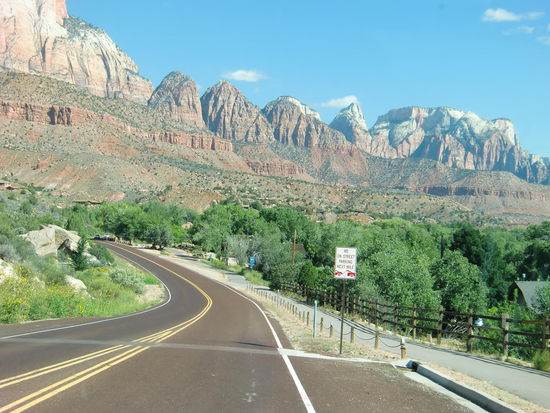 Der Zion NP war eine wirkliche Erfrischung für unsere Augen nach soviel Wüste!
Hier war es im Tal richtig grün mit hohen Bäumen!
Wir waren bereits um 10 Uhr morgens am Parkeingang und alle Parkplätze am Visitor Center waren bereits belegt.
Wir bekamen auf dem benachbarten CP noch den letzten freien Platz!
Unfassbar! Für 18 $ inkl. Strom war er aber auch sehr billig.