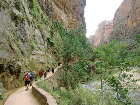 Es fing an zu nieseln und alles strebte dem Shuttle-Bus zu.
Wir wurden nicht nass, denn die Regenjacken nehmen wir immer im Rucksack mit!
Ach so - deshalb! Heute ist doch Herbstanfang!