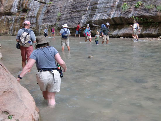 Unglaublich wie viele Menschen hier alle durch den Fluss wateten nur um die Felswände noch enger zusammenstehend zu sehen!
Die meisten mußten dann mit ihren klatschnassen Schuhen zurück zum Bus laufen!