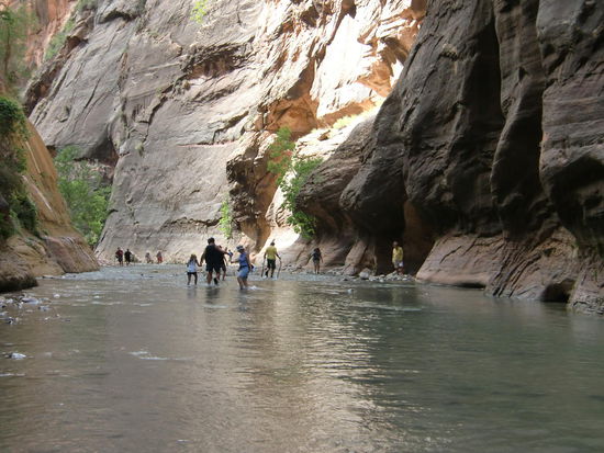Gregor dachte vorsorglich an unsere Neopren-Schuhe.
Die waren zwar fürs Wasser gut, aber die großen Steine und Kiesel spürte man durch die dünne Sohle.
Hier habe ich aber bereits aufgegeben -das gelbe Etwas rechts hinten bin ich - da das Wasser nur 15 Grad hatte und mir die Füße abfroren.