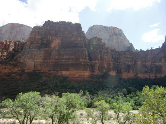 Das Foto wurde durch das Fenster des Shuttle-Buses gemacht. 
Eigentlich wollten wir ja auf dem Rückweg alle Stationen ablaufen, was ja buchstäblich 'ins Wasser' fiel!