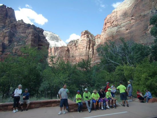 Warten auf den Shuttle-Bus!
Die Busse fuhren ständig. Mit dem privaten Auto war die Durchfahrt verboten. Verständlich, da es kaum Parkplätze in der engen Schlucht gibt!