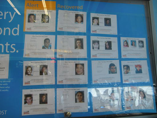 Walmart in St. George
Da sah Gregor schon auf dem Hinweg günstige T-Shirts und kaufte sich 5 Teile.
Wofür habe ich eigentlich gestern seine Sachen ausgewaschen???
Das Foto zeigt einen Aushang bei Walmart auf dem nach verschwundenen Menschen gesucht wird.
Das berührt mich jedesmal.
Denn es werden nicht überall die gleichen Leute gesucht; es ist regionsabhängig. Mal sind die Leute seit kurzem, mal seit Jahren verschwunden und man zeigt ebenfalls  ein retuschiertes Foto damit man sich vorstellen kann wie die Menschen vielleicht heute, nach 10-15 Jahren aussehen.
Wie kann man nur so einfach verschwinden?
Ich kenne etwas Vergleichbares nicht aus Deutschland!
Und wenn ich an die ganzen Walmarts denke in den vielen Regionen in denen wir waren kommen immens viele Menschen zusammen die man sucht!