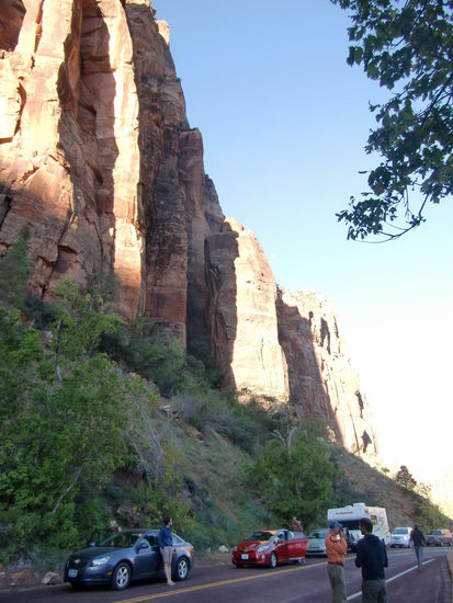 10 Minuten warten auf die Tunneldurchfahrt neben den steilen Wänden der Berge des Zion NP