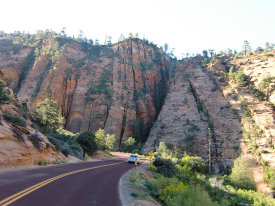 Atemberaubende Bergansichten!
Leider fehlte oft die Gelegenheit zum Anhalten weil es am Strassenrand -wie auf dem Foto zu sehen - nicht möglich war.