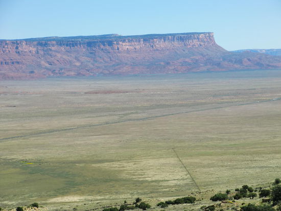 Dann fuhren wir abwärts und hatten einen wahnsinnig schönen Blick auf die weite Ebene durch die dann unser Weiterweg führte.