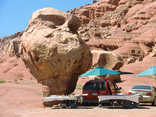 Wir waren jetzt im Gebiet der Navajo Indianer und die Indianerinnen verkauften überall Schmuck.
Nur - warum ausgerechnet mußten sie ihren Verkaufsstand direkt an dem schönsten 'Pils' aufstellen?