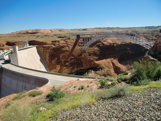 Der Glen-Dam: Riesiger Besucheransturm! Haben die alle noch keinen Staudamm gesehen???
Hinten die Autobrücke!