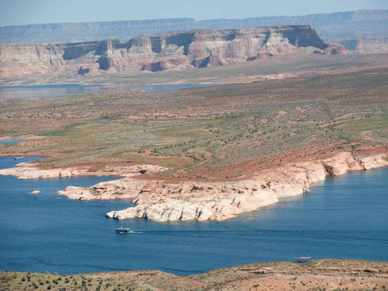 Unbeschreiblich schöner Anblick: Der stahlbaue See in der weiten Wüste und im Hintergrund die schroffen Felsabbrüche