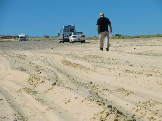 Hier war definitiv Schluss für unseren 'Humbi'!
Aber wie sind die anderen Wohnmobile an den Strand gekommen?
Ich war mal wieder ganz 'stinkstiefelig'! Ich wollte nicht ganz weit weg oben auf dem asphaltierten Parkplatz an den Washrooms stehen, sondern am Strand!
Ich ließ nicht locker und ging noch einmal einen anderen Weg - und siehe da - das war der feste Weg runter zum Strand!