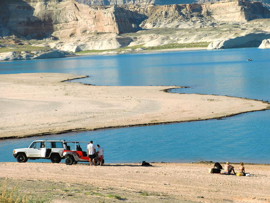 Das würde es bei uns nicht geben!
Man fährt hier locker mit den ATV (All Terrain Vehicles) am Ufer und Strand entlang und  läßt die Hunde einfach laufen obwohl sich da gerade Leute am Strand sonnen.
Lustig war, daß der Typ mit dem roten ATV etwas deutsch sprach und sich - nachdem er geräuschvoll mehrmals an uns vorbeidüste - sich  mit unserem deutschen Nachbarn im Mietmobil unterhalten wollte und fragte, ob es ihm hier gefalle!
Die Antwort unseres CP-Nachbarn war perfekt: Ja, sehr gut, wenn es etwas leiser wäre und nicht immer diese ATV's hier herumfahren würden!!!
Jedenfalls ist war dann Ruhe!