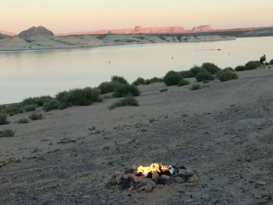 Sonnenuntergang!
Und nein - das ist kein Lagerfeuer in der Wok-Schüssel (wie unser deutscher Campnachbar fragte! - das brennt so gut!) 
Nein - ich habe etwas zuviel Grillanzünder genommen!!!!!!