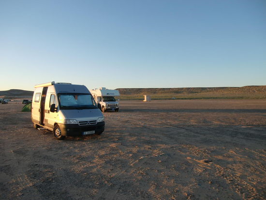 Morgendliche Idylle: Sonnenaufgang!
Ganz hinten sieht man übrigens das Toilettenhäuschen!