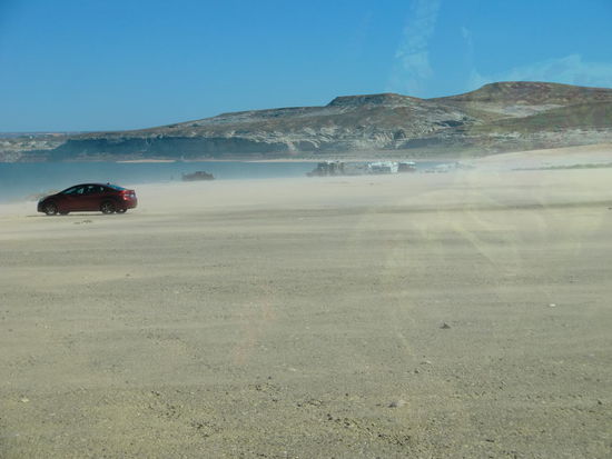 Und bald danach sah es so aus!
Das Foto konnte ich nur aus dem Autofenster machen sonst hätte ich zuviel Sand geschluckt!
Wir sind nach unserem kurzen Strandaufenthalt mit dem Auto zum asphaltierten Washroom-Parkplatz gefahren; da konnten wir wenigstens ein Fenster aufmachen ohne daß eine Ladung Sand ankam!
Ein erneuter abendlicher Versuch scheiterte!
Wir verbrachten die Nacht dann hier. Ich konnte vor lauter Windgeheul natürlich wieder nicht gut schlafen!
