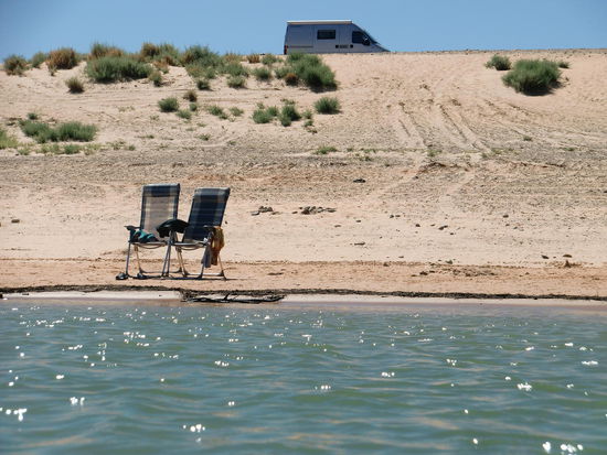 Anfangs ging es noch direkt an der Uferlinie!
Bis der Wind so stark wurde daß er auch den Sand von oben bis ans Ufer des Sees wehte!