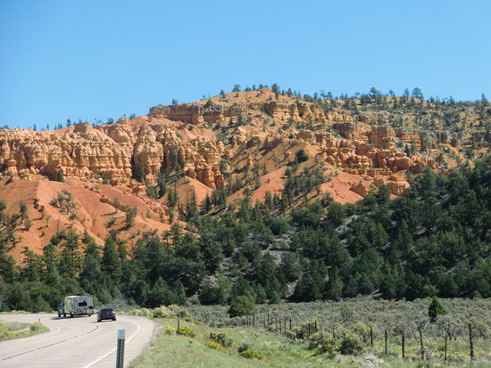 Anfahrt zum Bryce Canyon: Erster Vorgeschmack der Red Canyon war schon große Klasse!