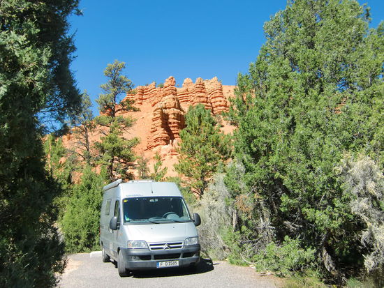 Ist das nicht ein toller Stellplatz?
Wir hatten schon wieder viel Glück da wir schon um 15 Uhr hier waren und bekamen einen Platz direkt vor dem Waschraum mit einem einmaligen Blick aus dem 'Schlafzimmerfenster'!
Da wir den Wetterbericht abgerufen haben für den Bryce Canyon wußten wir daß es dort über 2500 m Höhe bitterkalt werden würde.
Allerdings fiel hier nach Sonnenuntergang das Lagerfeuer doch flach! Es wurde kühl!
Am nächsten Morgen hatten wir 5 Grad draußen!