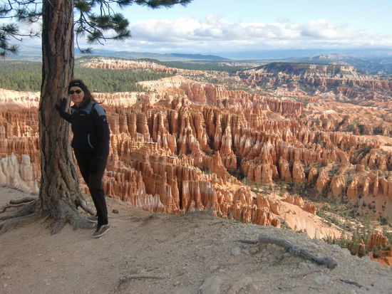 Sonnenbrille und Handschuhe?
Diese Kombination war morgens um 8 Uhr ein Muß bei eiskaltem Wind und keine 5 Grad Temperatur!
Trotzdem hatten - wie man sieht - schönes Wetter!!!
Ein Rangerauto hatte eine gefrorene Schneedecke auf der Motorhaube und kleine Pfützen war zugefroren.
