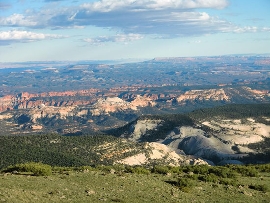 Ein phantastischer Blick ins Land vom Pass in 2800 m Höhe!
Leider wehte auch hier wieder dieser eiskalte starke Wind, aber ich konnte das Panorama vom Autofenster aus genießen!