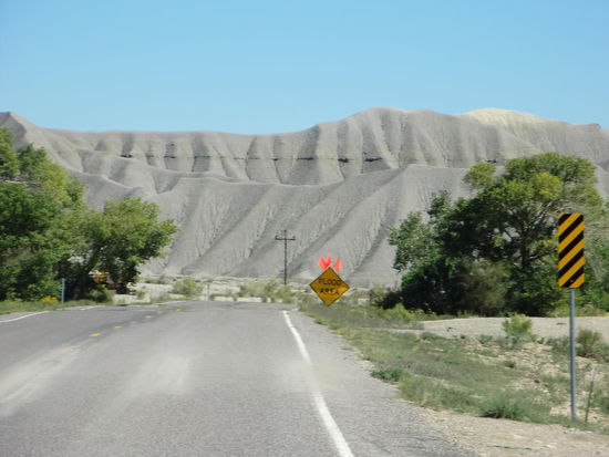 So trocken hier auch alles aussieht - man beachte das Strassenschild: Überflutungs-Gebiet!