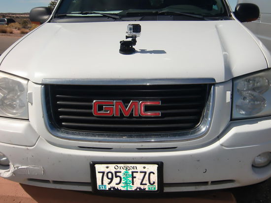 Dieser Autobesitzer dokumentiert seine Fahrt auf originelle  Weise - hat er keine Frau die fotografiert!?