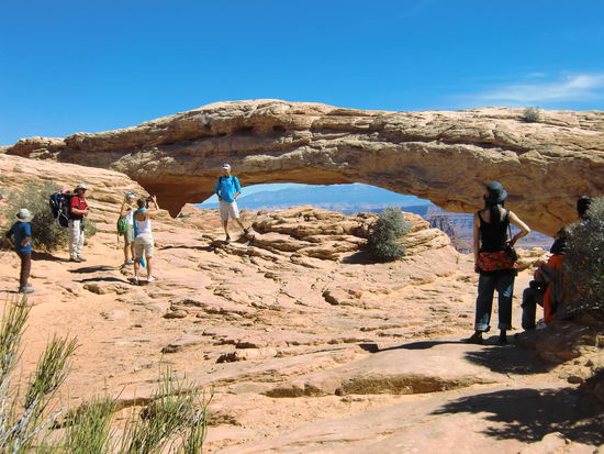 Man muß auch auf den geeigneten Augenblick warten um ein Foto 'ohne' Touristen machen zu können.
Besonders die Asiaten nehmen sich 4-5 mal auf und in allen unmöglichen blöden Posen!