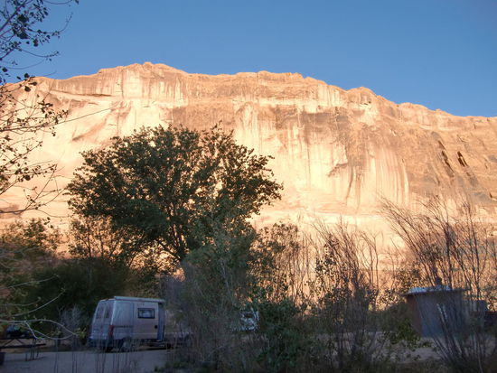 CP Goose Island
Wenn wir schon 15$ die Nacht bezahlen für ein Plumpsklo (Picknickbank und Feuerring) aber ohne Wasser, wollte ich wenigstens schön stehen direkt am Colorado River an unserem 'freien' Tag!
Und nicht wie hier mitten im Gebüsch, neben dem Plumpsklo und den Müllcontainern!